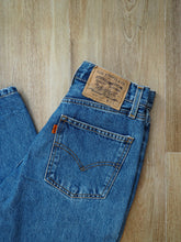 Cargar imagen en el visor de la galería, Levis vintage - Modelo etiqueta naranja W28 L26 - Talla estimada 34
