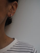 Cargar imagen en el visor de la galería, Pendiente aro 17mm  - Acero 316L baño plata rodiada - par 22€ unidad 11,50€