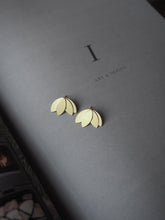 Cargar imagen en el visor de la galería, Pendientes Heiwa 平和 flor loto - Latón baño oro 18k
