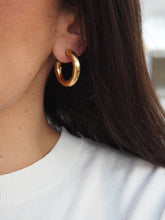 Cargar imagen en el visor de la galería, Pendientes aros Madeleine · Acero 316L baño oro 18k