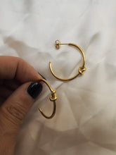 Cargar imagen en el visor de la galería, Aros nudo 30mm - Acero 304L baño oro 18k