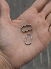 Cargar imagen en el visor de la galería, Pendiente aro ovalado circonitas - Acero plateado 316L baño plata rodiada - par 22€ unidad 11,50€