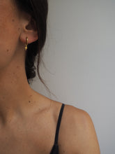 Cargar imagen en el visor de la galería, Pendiente aro 12mm rayo - Acero dorado 316L baño oro 18K - par 22€ unidad 11,50€