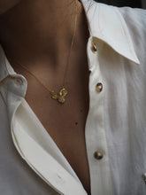 Cargar imagen en el visor de la galería, Collar Heiwa 平和 elefante • Cadena plata baño oro 18k + elefante latón baño oro 18k