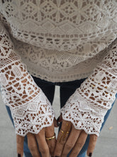 Cargar imagen en el visor de la galería, Blusa guipur blanca - Talla S, M y L (PREVENTA, DISPONIBLE PARA ENVÍO/TIENDA FÍSICA 17 ABRIL)
