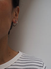 Cargar imagen en el visor de la galería, Pendientes aros 18 mm · Acero 316L baño plata rodiada