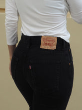 Cargar imagen en el visor de la galería, Levis vintage negro - Modelo 581 06 cremallera W30 L 34 - Talla estimada 38