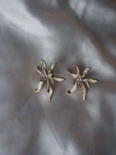 Cargar imagen en el visor de la galería, Pendientes flor esmaltada - Edición limitada - Acero dorado 316L baño oro 18k