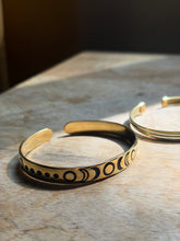 Cargar imagen en el visor de la galería, Pulsera fase lunar - Latón baño oro 18k - Original India - Edición limitada