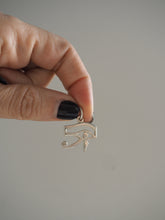Cargar imagen en el visor de la galería, Colgante/collar Horus plata - EDICIÓN LIMITADA TRAÍDO DE EGIPTO