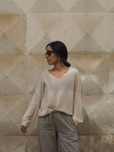 Cargar imagen en el visor de la galería, Jersey beige escote pico