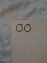 Cargar imagen en el visor de la galería, Pendientes aros 18 mm · Acero 316L baño plata rodiada