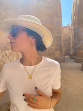 Cargar imagen en el visor de la galería, Collar Karnak - Colgante bronce y cadena acero dorado 316L baño oro 18k