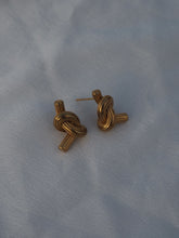 Cargar imagen en el visor de la galería, Pendientes Gabrielle EDICIÓN LIMITADA · Acero 316L baño oro 18k