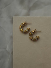 Cargar imagen en el visor de la galería, Pendientes aros circonitas 18mm • Acero dorado 316L baño oro 18K