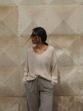 Cargar imagen en el visor de la galería, Jersey beige escote pico