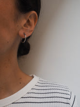 Cargar imagen en el visor de la galería, Pendientes aros 18 mm · Acero 316L baño plata rodiada