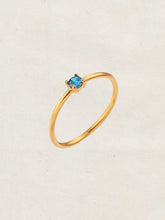 Cargar imagen en el visor de la galería, Anillo solitario circonita azul - Acero dorado 316L baño oro 18k - Talla 10, 13 y 17