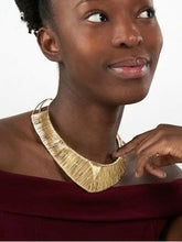 Cargar imagen en el visor de la galería, Collar choker rígido ajustable - Bronce baño oro 18k