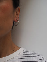 Cargar imagen en el visor de la galería, Pendientes aros 24 mm · Acero 316L baño plata rodiada