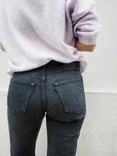 Cargar imagen en el visor de la galería, Levis vintage negro - Modelo 501 botones - Talla estimada 38/40