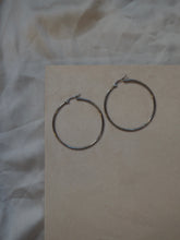 Cargar imagen en el visor de la galería, Pendientes aros 50 mm · Acero 316L baño plata rodiada