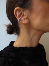 Cargar imagen en el visor de la galería, Pendiente ear cuff circonitas - Acero 316L baño plata rodiada