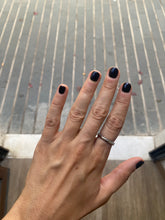 Cargar imagen en el visor de la galería, Anillo Amelia - Acero plateado 304L baño plata - Talla adaptable de 14 a 17