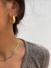 Cargar imagen en el visor de la galería, Pendientes aros plumas · Acero dorado 316L baño oro 18k