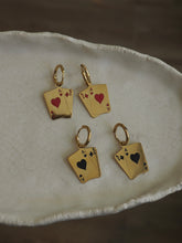 Cargar imagen en el visor de la galería, Pendiente aro As de corazones rojos - Acero dorado 316L baño oro 18k - par 25€ unidad 13€