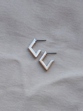 Cargar imagen en el visor de la galería, Pendientes Geometric 004 - Plata vieja - par 22€ unidad 11,50€