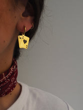 Cargar imagen en el visor de la galería, Pendiente aro As de corazones negros - Acero dorado 316L baño oro 18k - par 25€ unidad 13€