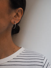 Cargar imagen en el visor de la galería, Pendientes aros 24 mm · Acero 316L baño plata rodiada