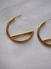 Cargar imagen en el visor de la galería, Pendientes Geometric 003 - Plata baño oro - par 30€