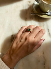 Cargar imagen en el visor de la galería, Anillo circonita verde Flora - Acero dorado 316L baño oro 18k - Tallas 12, 14 y 16
