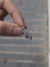 Cargar imagen en el visor de la galería, Pendiente aro ovalado circonitas - Acero plateado 316L baño plata rodiada - par 22€ unidad 11,50€