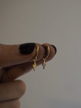 Cargar imagen en el visor de la galería, Pendiente aro 12mm rayo - Acero dorado 316L baño oro 18K - par 22€ unidad 11,50€