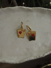 Cargar imagen en el visor de la galería, Pendiente aro As de corazones rojos - Acero dorado 316L baño oro 18k - par 25€ unidad 13€