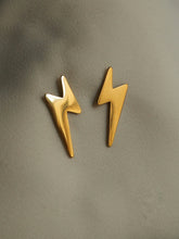 Cargar imagen en el visor de la galería, Pendiente BOWIE  - Acero dorado 304L baño oro 14k - par 18€ unidad 9,50€