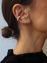 Cargar imagen en el visor de la galería, Pendiente ear cuff circonitas - Acero 316L baño plata rodiada