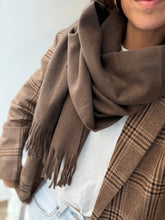 Cargar imagen en el visor de la galería, Bufanda lisa marrón taupe