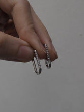 Cargar imagen en el visor de la galería, Pendiente aro ovalado circonitas - Acero plateado 316L baño plata rodiada - par 22€ unidad 11,50€