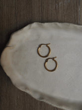 Cargar imagen en el visor de la galería, Pendientes aros 20 mm · Acero dorado 316L baño oro 18K
