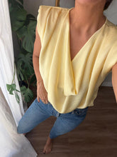 Cargar imagen en el visor de la galería, Blusa hombreras amarilla