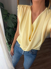 Cargar imagen en el visor de la galería, Blusa hombreras amarilla