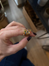 Cargar imagen en el visor de la galería, Anillo solitario circonita lavanda - Acero dorado 316L baño oro 18k - Talla 13 y 16