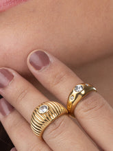 Cargar imagen en el visor de la galería, Anillo Úrsula - Acero dorado 316L baño oro 18k - Talla 10, 12, 14 y 18