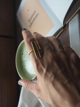 Cargar imagen en el visor de la galería, Anillo Surat - Edición limitada - Latón baño oro 18k - Talla adaptable de 13 a 18