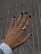 Cargar imagen en el visor de la galería, Anillo sol luna  - Acero plateado 304L baño plata - Talla adaptable de 14 a 16