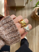 Cargar imagen en el visor de la galería, Anillo Roma - Acero dorado 316L baño oro 18k - Tallas  12, 14, 16 y 18